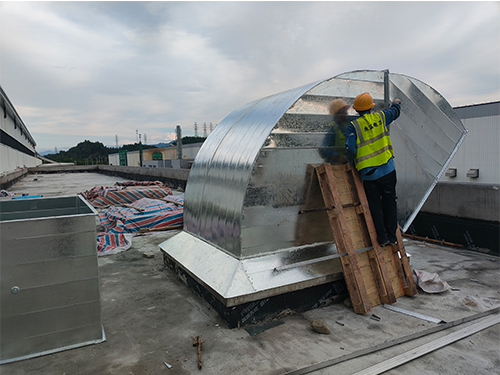 空壓機組散熱風管施工現(xiàn)場