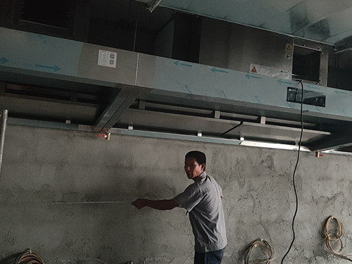 廚房不銹鋼油煙罩一體機安裝施工現(xiàn)場