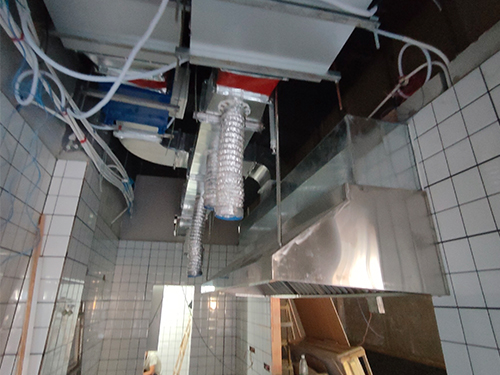 廚房不銹鋼煙罩+排煙管道+新風管道安裝施工現(xiàn)場