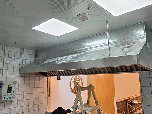 廚房不銹鋼煙罩，新風管道施工現(xiàn)場