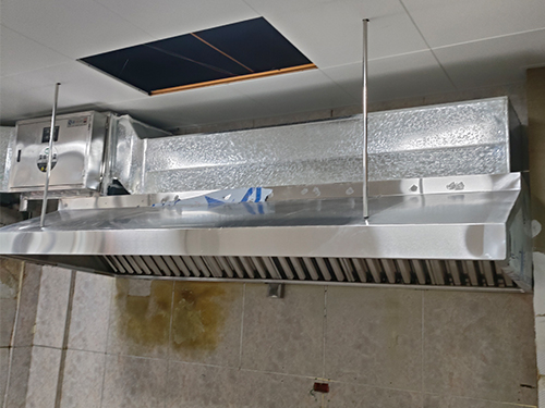 廚房不銹鋼煙罩排煙管道安裝施工現(xiàn)場