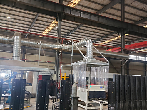 激光焊接排煙罩風管安裝施工現(xiàn)場