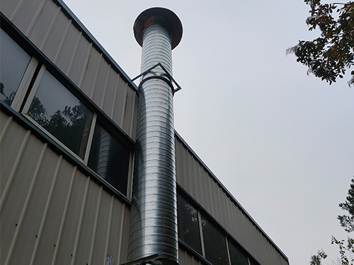 焊接排煙管道安裝施工現(xiàn)場